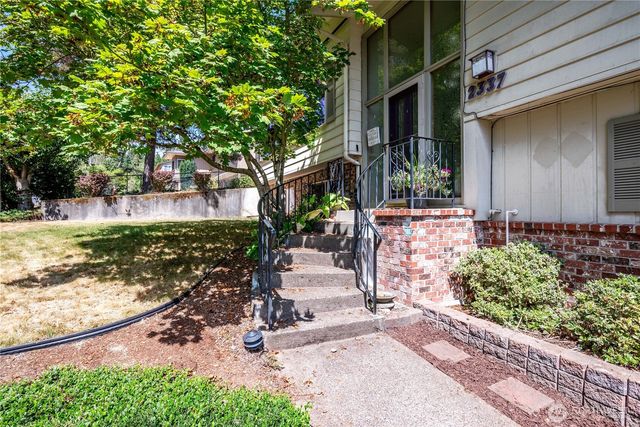2337 W Hills Drive, Longview, WA 98632