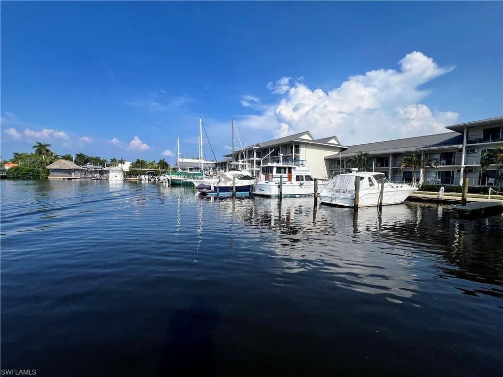 900 Broad Ave S. BS-22, NAPLES, FL 34102 — exterior