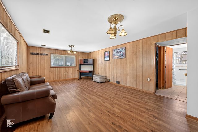 9132 Meade Avenue, Oak Lawn, IL 60453