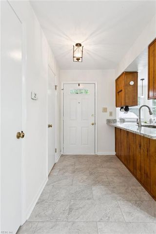 16 Bayview Court, Hampton, VA 23664