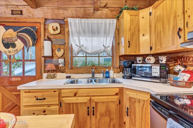 1505 Dawn LN, Sevierville, TN 37876