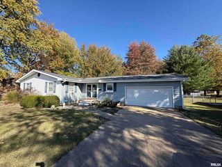 1108 HAWTHORN Road, Salem, IL 62881
