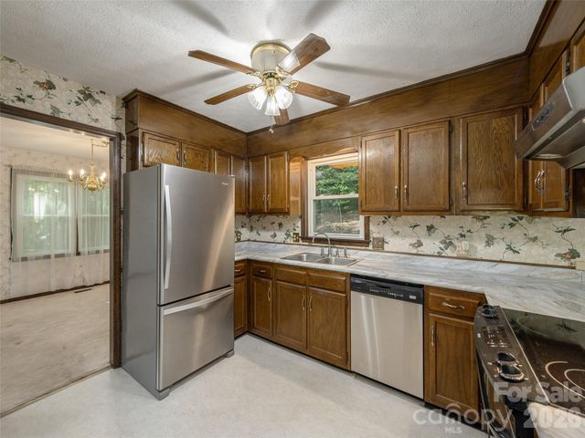 211 Ginseng Lane, Hendersonville, NC 28791