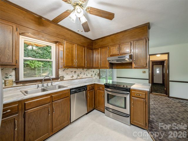 211 Ginseng Lane, Hendersonville, NC 28791