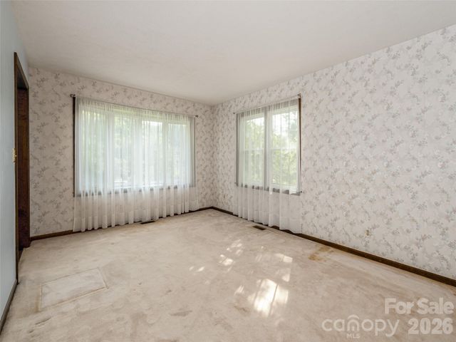 211 Ginseng Lane, Hendersonville, NC 28791