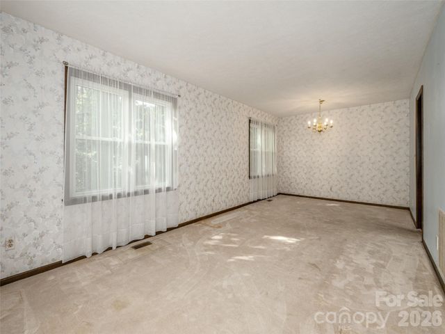 211 Ginseng Lane, Hendersonville, NC 28791