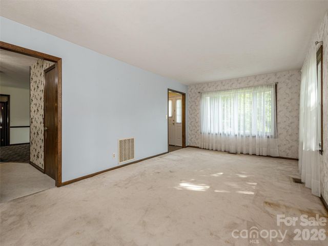 211 Ginseng Lane, Hendersonville, NC 28791
