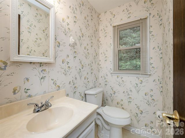 211 Ginseng Lane, Hendersonville, NC 28791