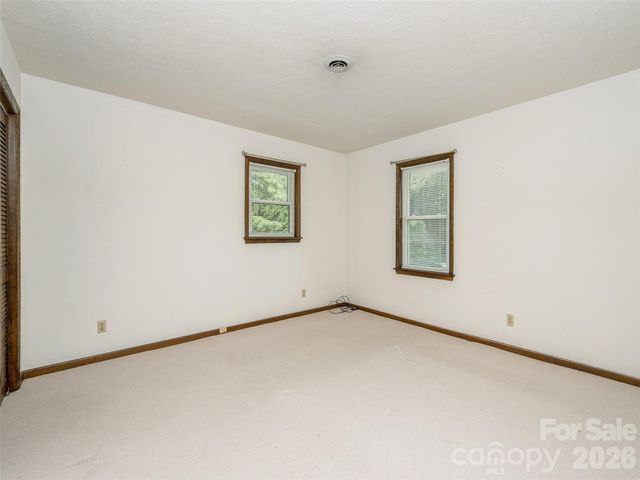 211 Ginseng Lane, Hendersonville, NC 28791