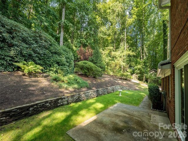 211 Ginseng Lane, Hendersonville, NC 28791