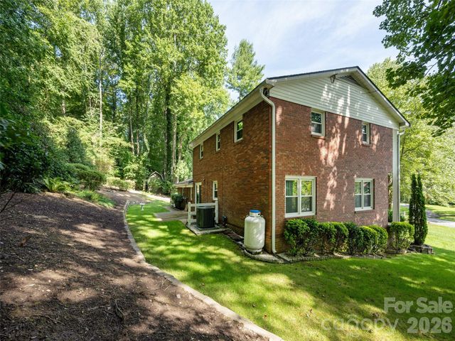 211 Ginseng Lane, Hendersonville, NC 28791