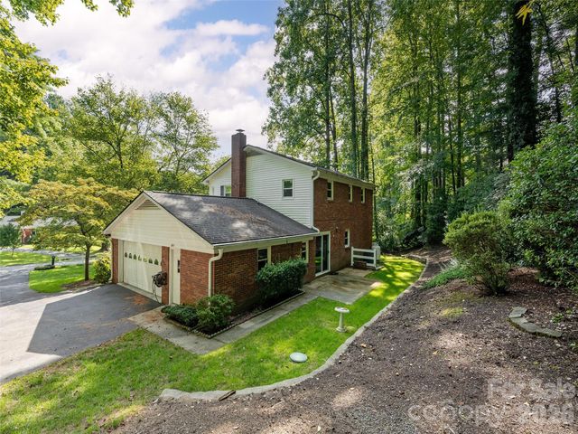 211 Ginseng Lane, Hendersonville, NC 28791
