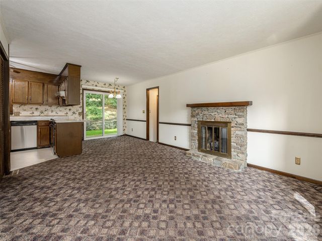 211 Ginseng Lane, Hendersonville, NC 28791