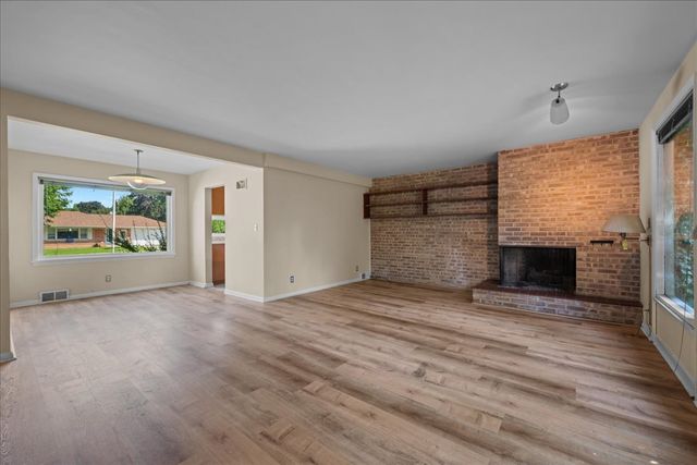 303 Central Avenue, Aurora, IL 60506