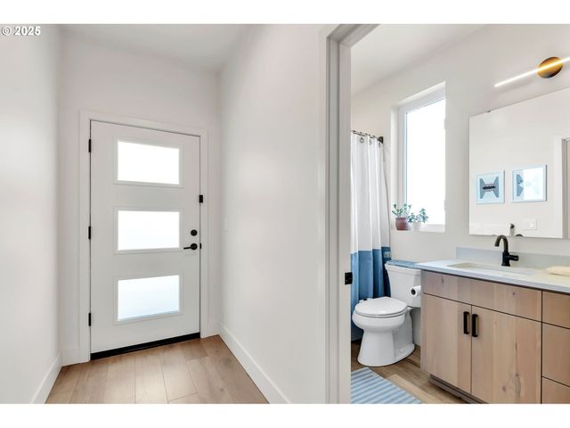 147 SHELTON MCMURPHEY Blvd, Eugene, OR 97401