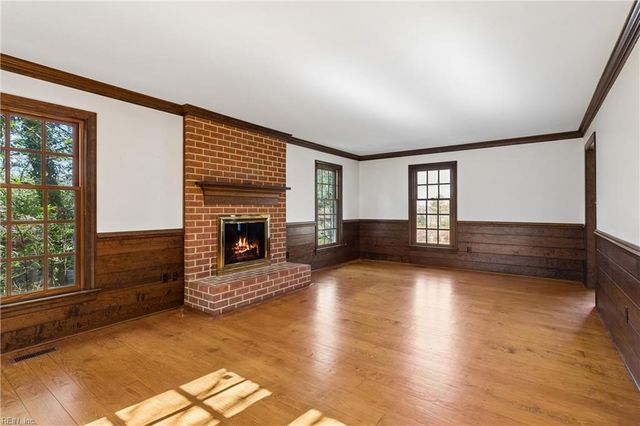 10 W Governor DR, Newport News, VA 23602