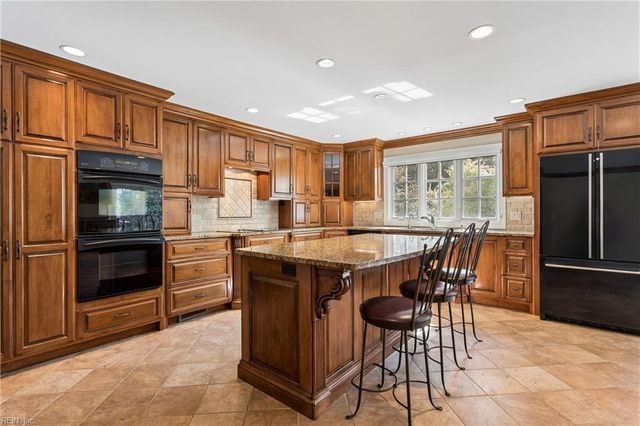 10 W Governor DR, Newport News, VA 23602