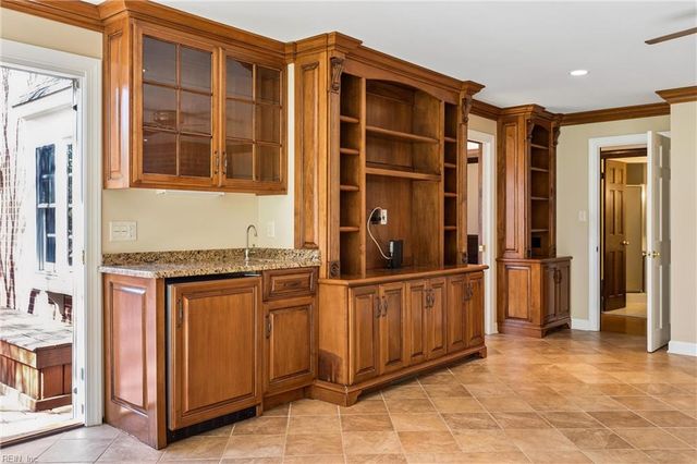 10 W Governor DR, Newport News, VA 23602