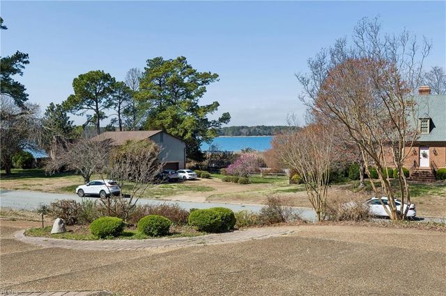 10 W Governor DR, Newport News, VA 23602