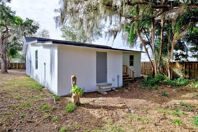 915 S Waldron Avenue, Avon Park, FL 33825