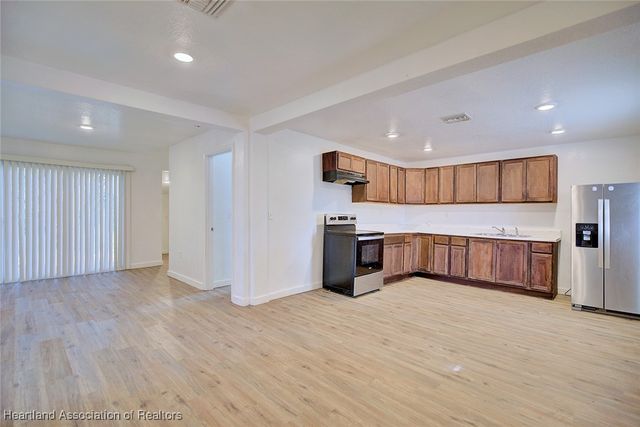 915 S Waldron Avenue, Avon Park, FL 33825