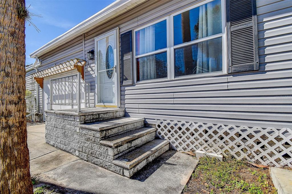 Image 11 of property listing at 505 RIVERVIEW LANE, Tarpon Springs, FL 34689