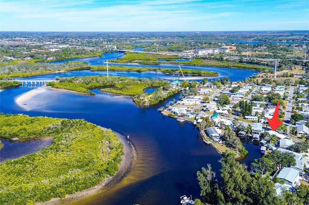 Image 5 of property listing at 505 RIVERVIEW LANE, Tarpon Springs, FL 34689