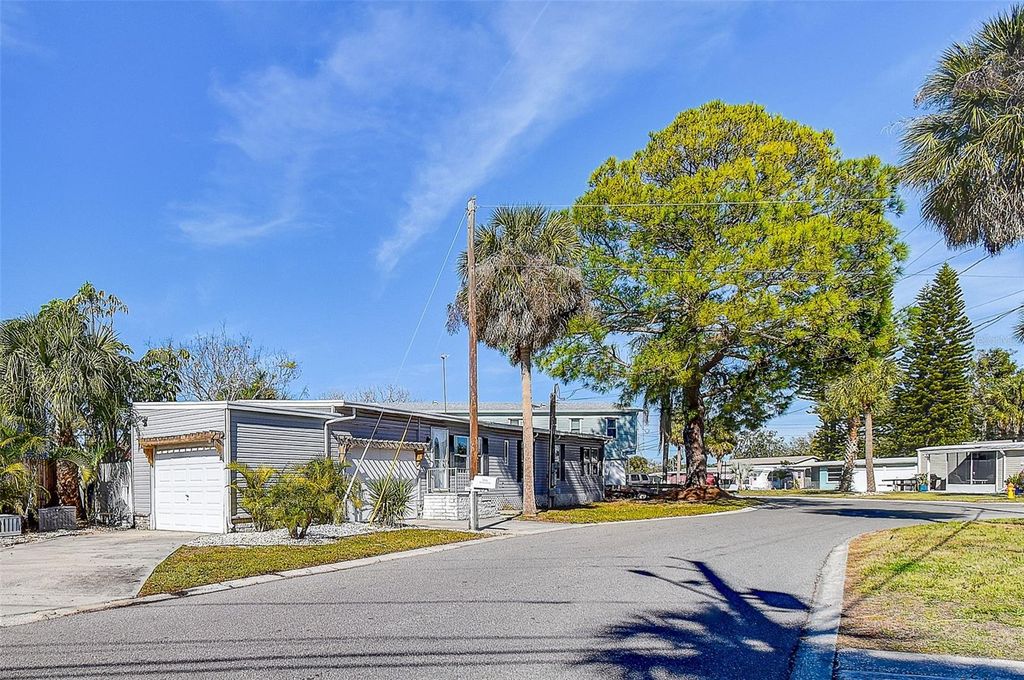 Image 41 of property listing at 505 RIVERVIEW LANE, Tarpon Springs, FL 34689