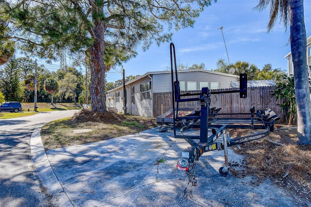 Image 10 of property listing at 505 RIVERVIEW LANE, Tarpon Springs, FL 34689