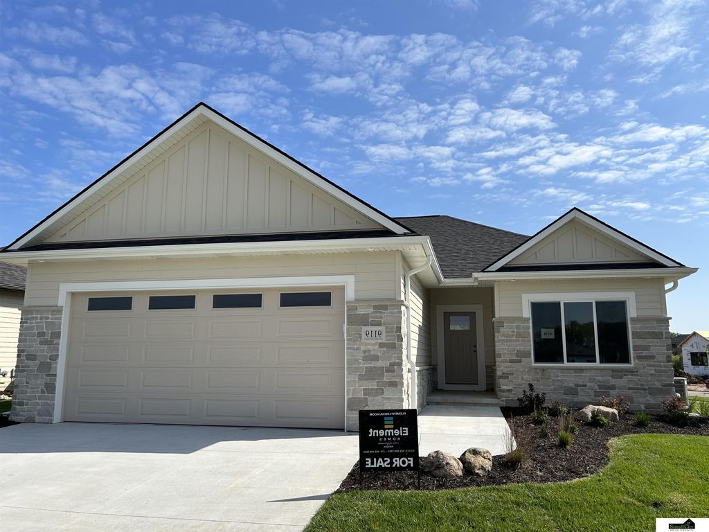 9100 Whitmer Drive, Lincoln, NE 68520