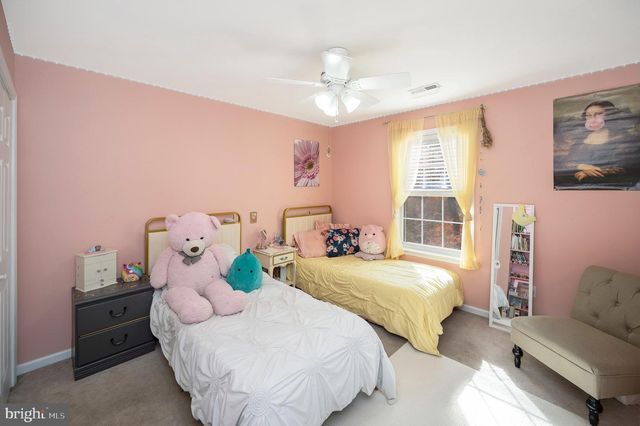 8 OAK CREST CT, Fredericksburg, VA 22405