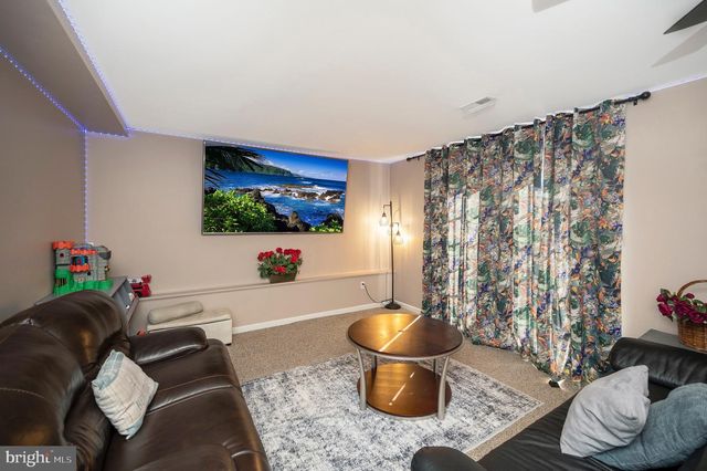 8 OAK CREST CT, Fredericksburg, VA 22405