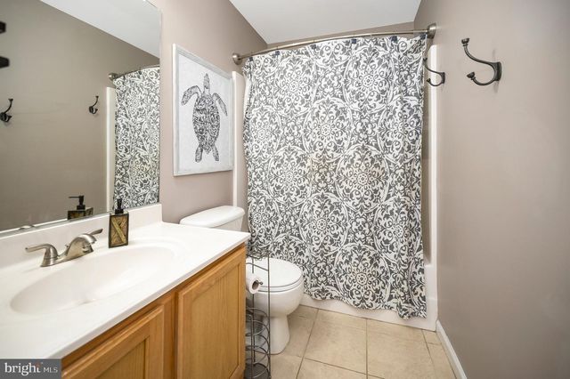 8 OAK CREST CT, Fredericksburg, VA 22405