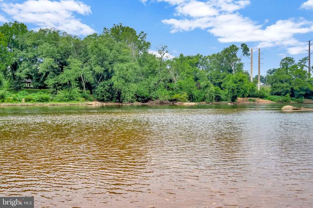 8 OAK CREST CT, Fredericksburg, VA 22405