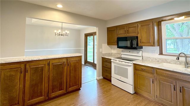 1208 SE 4th Terrace, Lee's Summit, MO 64063