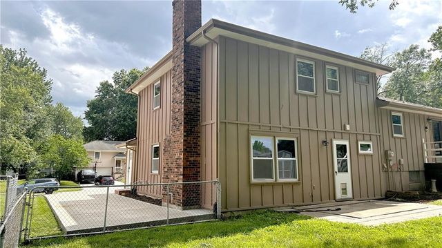 1208 SE 4th Terrace, Lee's Summit, MO 64063