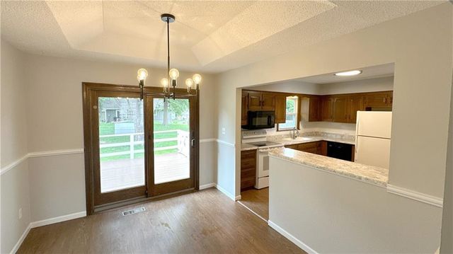 1208 SE 4th Terrace, Lee's Summit, MO 64063