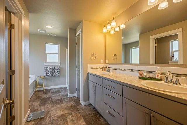 746 N Roundhouse Court, Sisters, OR 97759