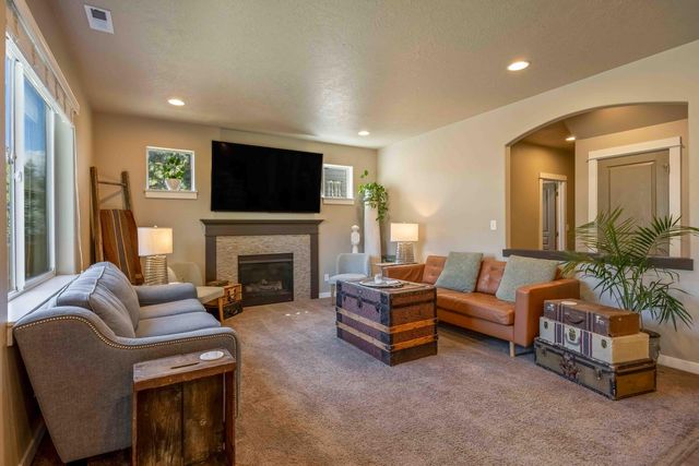 746 N Roundhouse Court, Sisters, OR 97759