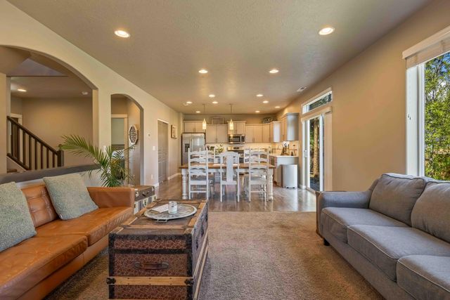 746 N Roundhouse Court, Sisters, OR 97759