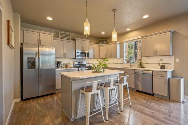 746 N Roundhouse Court, Sisters, OR 97759