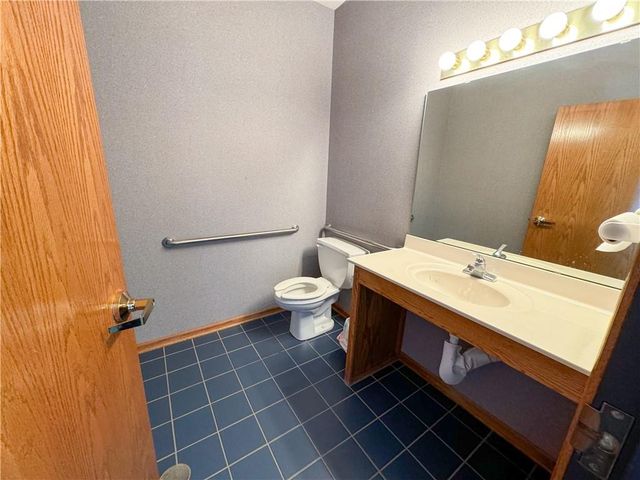 401 W Foxwood Drive, Raymore, MO 64083