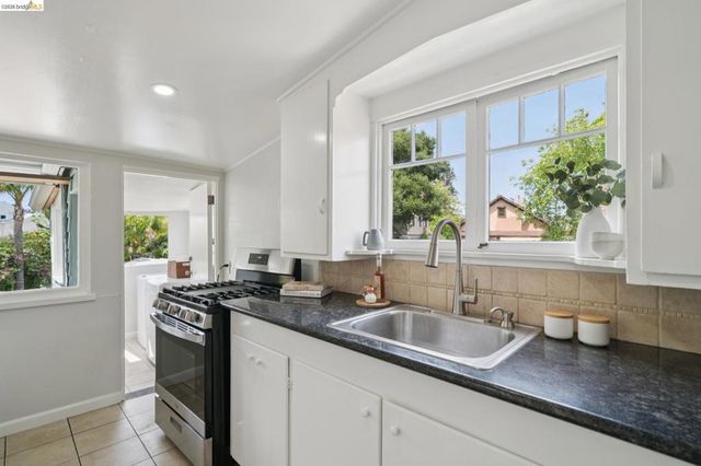 3781 Manila Ave, Oakland, CA 94609