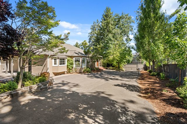 2570 Siskiyou Boulevard, Ashland, OR 97520
