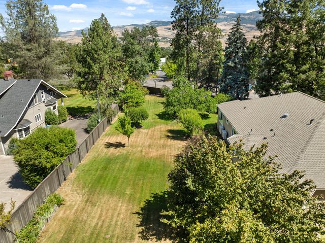 2570 Siskiyou Boulevard, Ashland, OR 97520