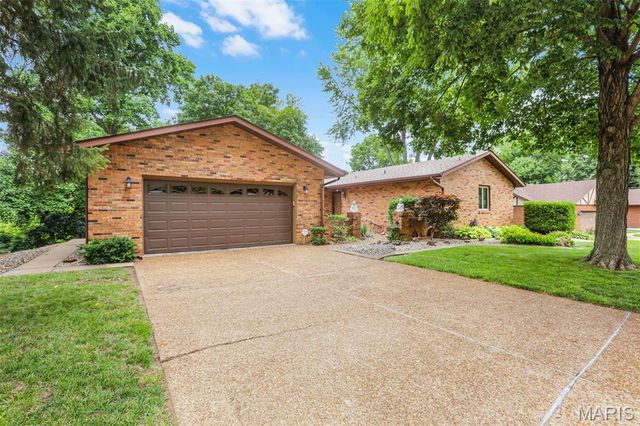 125 Northlane Drive, Glen Carbon, IL 62034