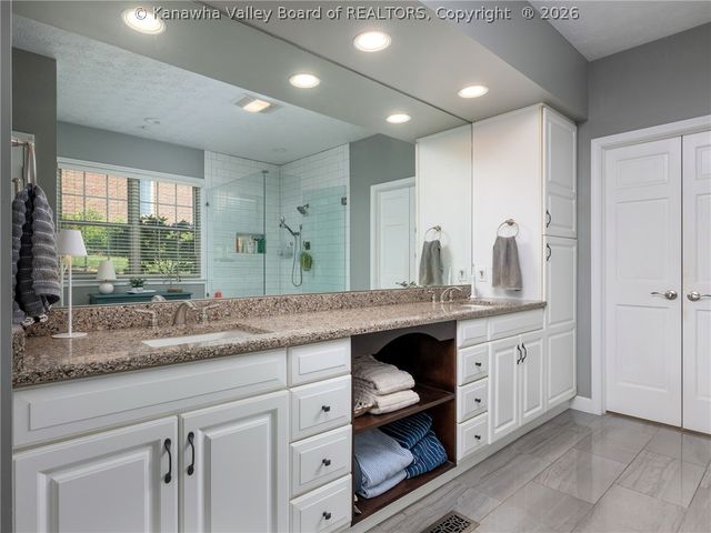 211 Bentwood Road, Hurricane, WV 25526