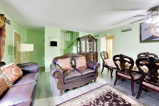 8647 Gregory Lane, Des Plaines, IL 60016