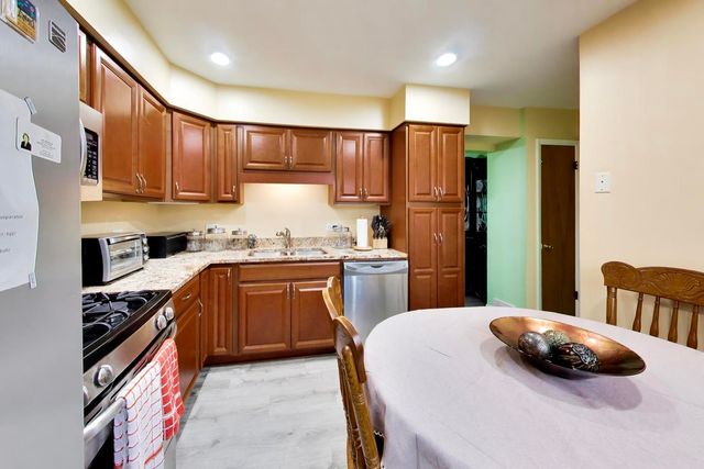 8647 Gregory Lane, Des Plaines, IL 60016
