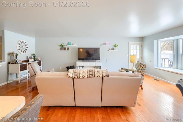 317 Oakwood Drive, Flushing, MI 48433